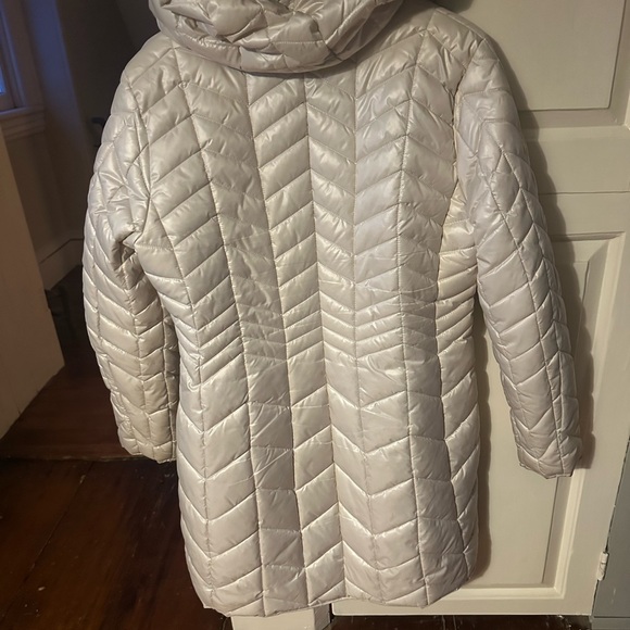 Kenneth Cole Women's Light Beige Puffer Jacket - Picture 5 of 6
